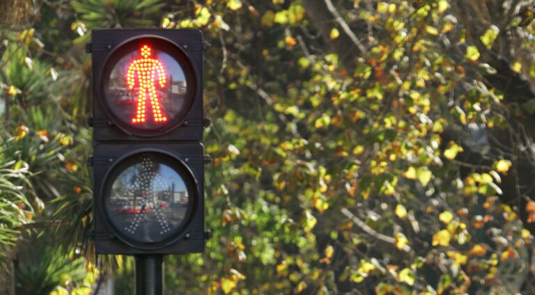 Inauguran semáforo peatonal, luminarias y veredas más accesibles en avenida Balmaceda en Curicó