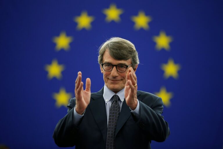 Presidente del Parlamento Europeo alerta que los Estados deben acelerar sus planes de vacunación