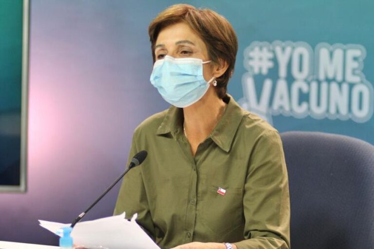 Gobierno respalda vacunación de parlamentarios pese a que no cumplen con las edades en el orden del calendario Minsal