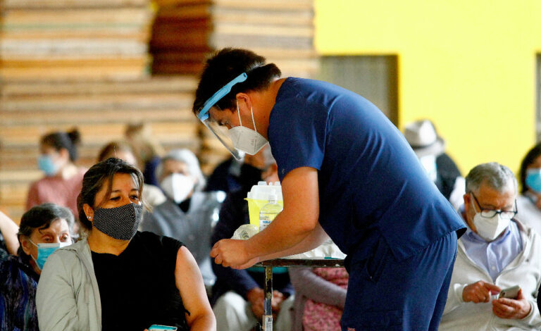 Vacunación contra el Covid-19 en Curicó se extiende a trabajadores de la salud privada e instituciones públicas