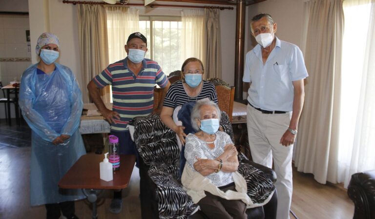 Mujer de 100 años de edad recibió vacuna contra virus Covid-19 en Rauco