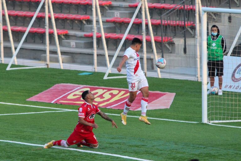 Curicó Unido triunfa ante Unión La Calera y mantiene la ilusión de la Sudamericana