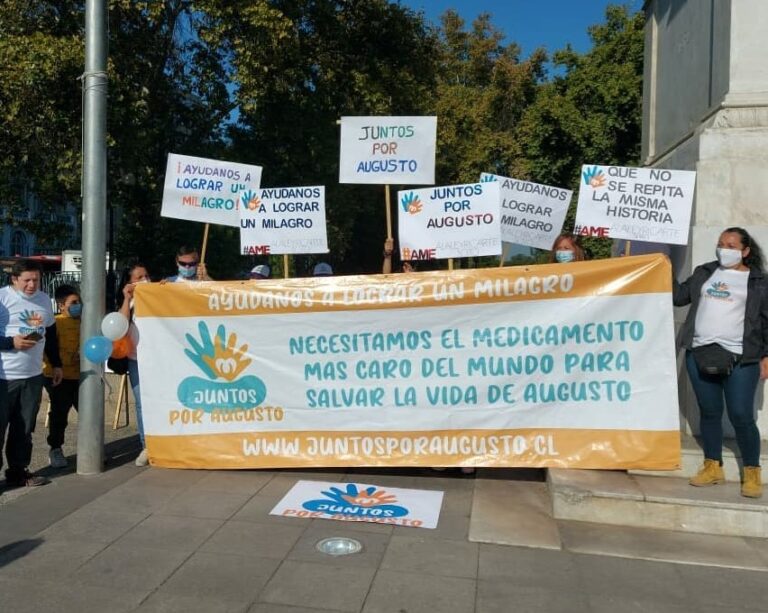 #JuntosporAugusto se manifestó frente a La Moneda y entregó carta dirigida al Presidente