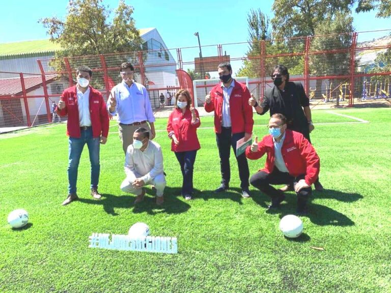 Entregan cancha de pasto sintético a comunidad de la escuela de Villa Prat