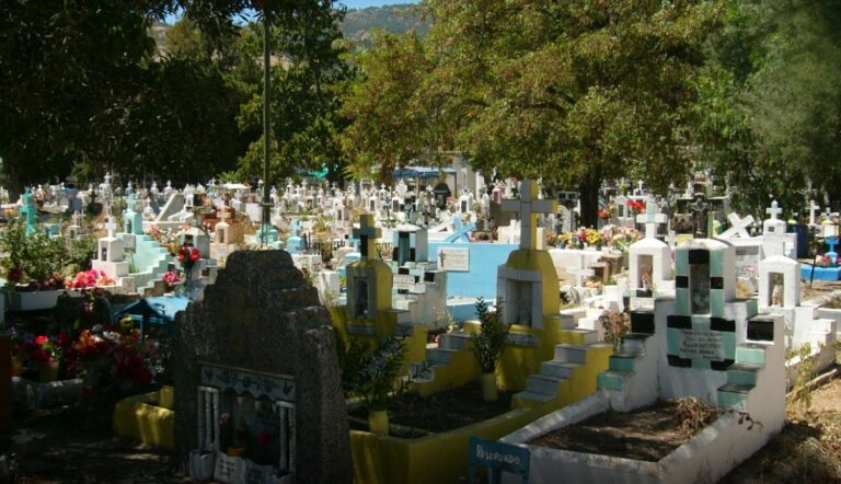 En cementerio de Villa Prat sepultarán a víctimas de accidente en ruta a Valparaíso