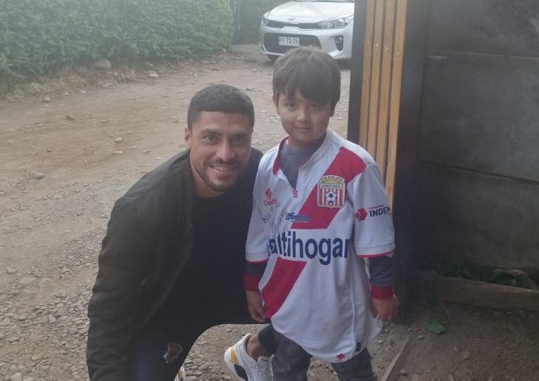 Fernando Godoy regaló su camiseta a niño que lloró su partida de Curicó Unido