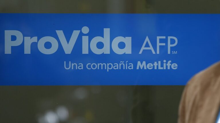 Madre acusa a AFP Provida de llevar cinco meses sin traspasar retención por deuda de alimentos