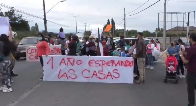 Familias de conjunto habitacional Las Vertientes cortaron Ruta J-60 exigiendo entrega de sus casas