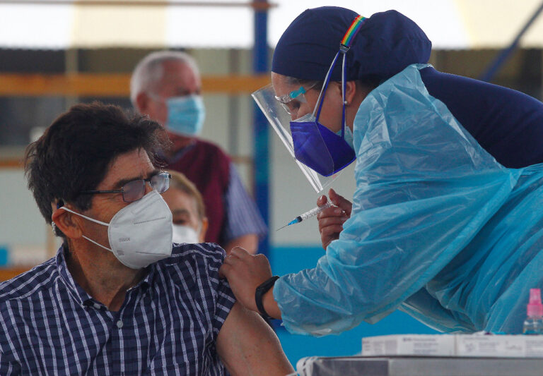 Autoridades evaluaron primera semana de vacunación contra virus Covid-19 en Curicó