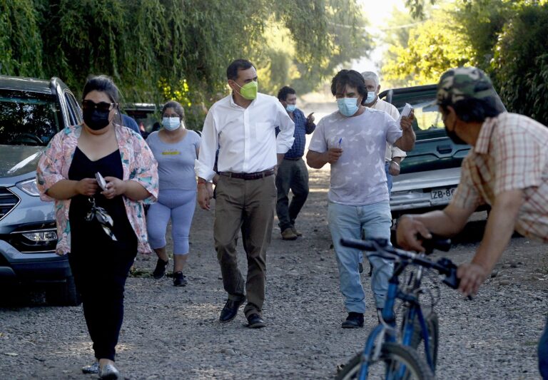 Municipio de Curicó anunció apoyo a denuncias de vecinos de Vista Hermosa por continuos cortes de luz