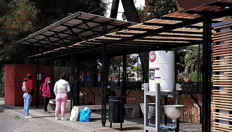 Municipio de Romeral renovó dos de sus principales paraderos peatonales en Avenida Libertad