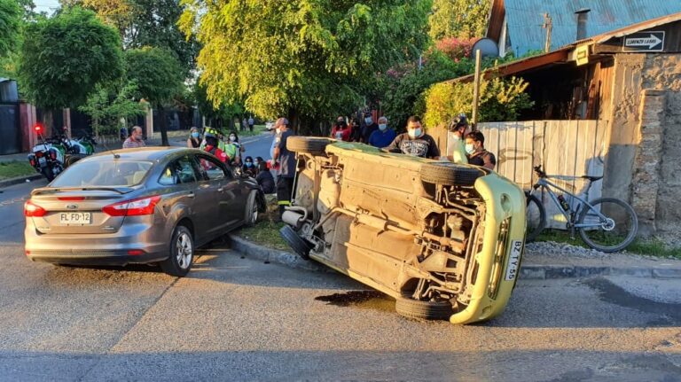 Vecinos denuncian serie de accidentes en esquina de Lorenzo Labra con Chacabuco en Curicó