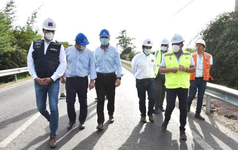 Ministro de Obras Públicas visitó Sagrada Familia para difundir plan “Paso a Paso a Chile se Recupera”