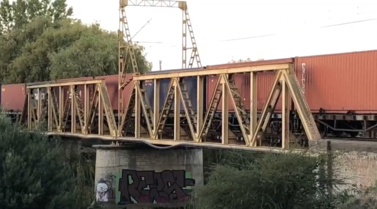 Increíble: Tren de carga pasa por sobre joven curicano y salva ileso