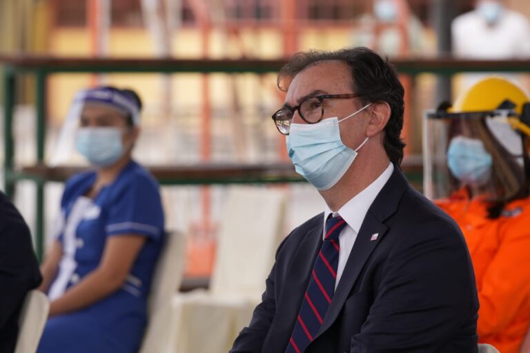 Ministro de Educación emplaza a alcaldes por no abrir colegios: