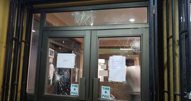 Hombre agredió a funcionarios de salud y apedreó vidrios del Cesfam Curicó Centro