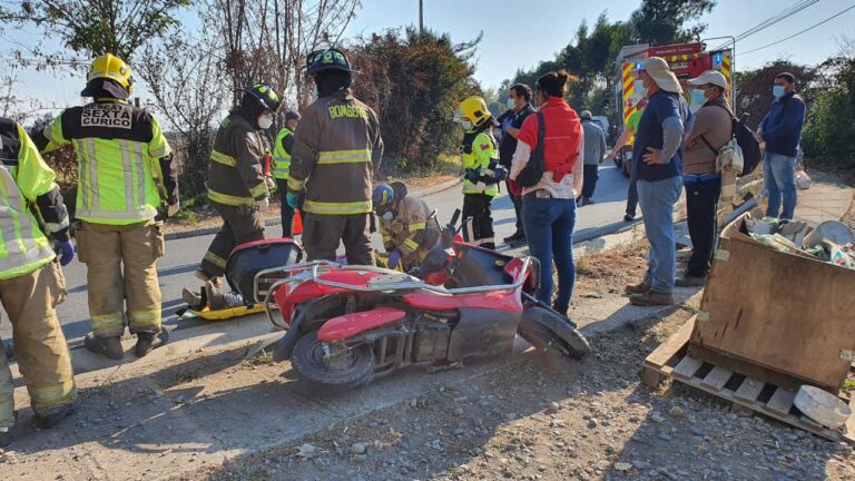 Mujer sufrió accidente tras chocar en su moto en curva hacia Sarmiento