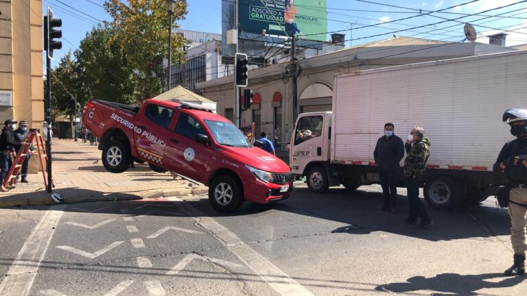 Funcionario municipal quedó lesionado tras colisionar con un camión en el centro de Curicó