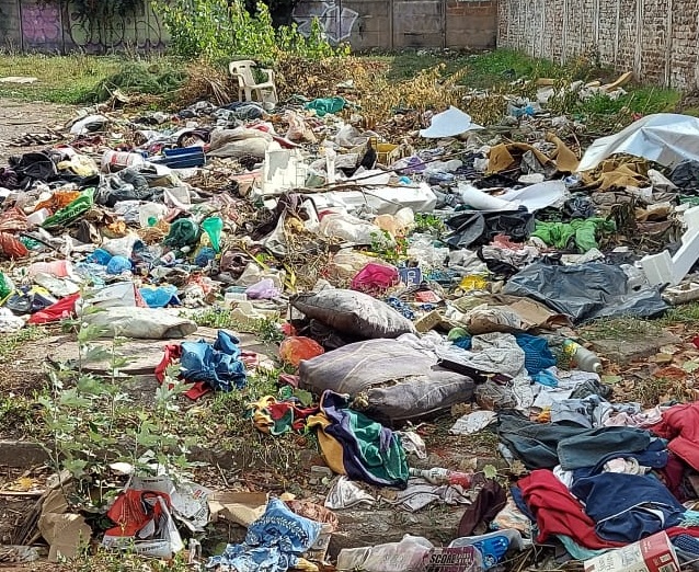Padres y apoderados de “Los Aromitos” denuncian microbasural a un costado del jardín infantil