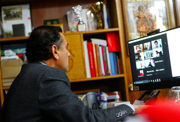 Alcalde de Curicó se reunió con autoridades regionales para abordar estrategias contra la pandemia de Covid-19