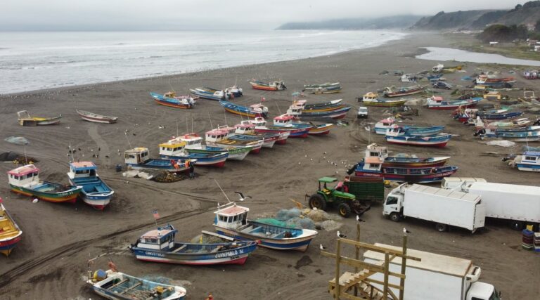 Encuentran embarcación con tres pescadores extraviada en Duao