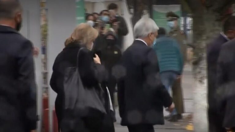 Presidente Piñera es increpado por hermano de carabinero muerto en Collipulli durante el funeral