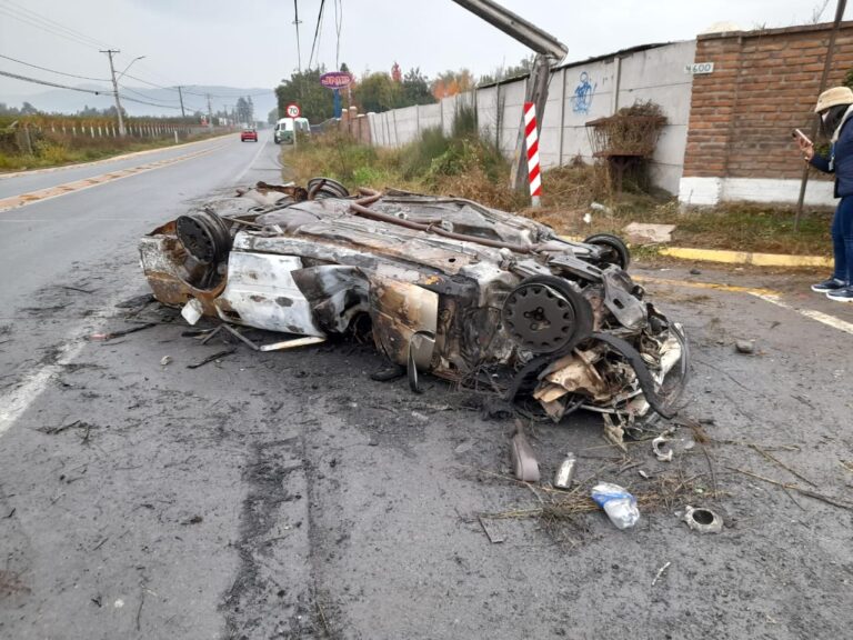 Camino a Rauco: choque termina con conductor fallecido y vehículo en llamas