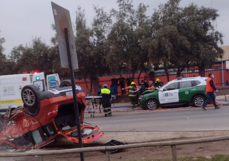 Voluntario de Bomberos está en riesgo vital tras colisión con vehículo policial en Romeral