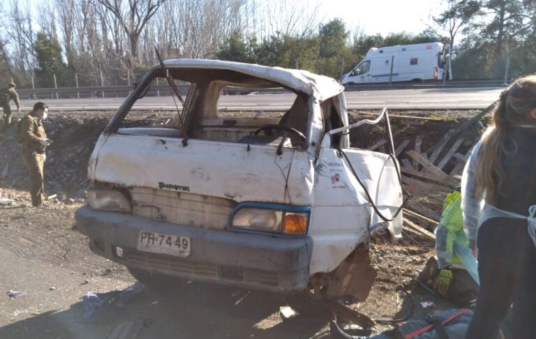 Colisión de dos camiones en sector de Itahue dejó a conductor en estado grave