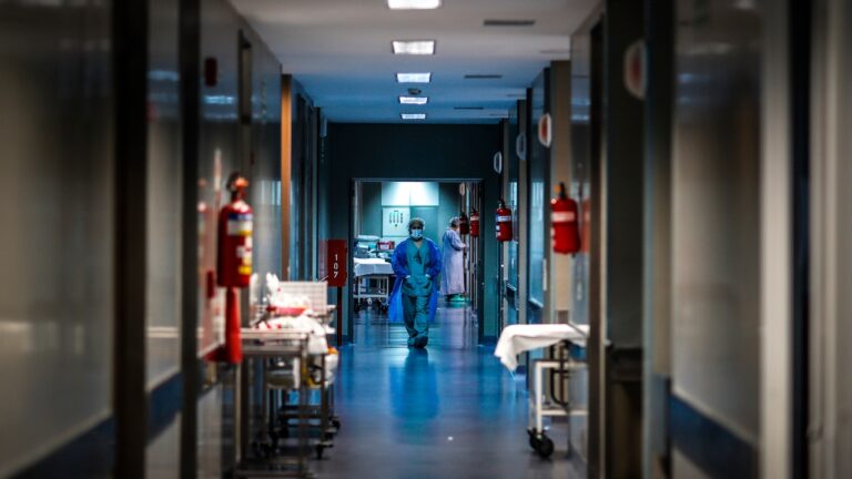 Minsal reporta un alza en las muertes entre personas de 50 a 59 años durante abril