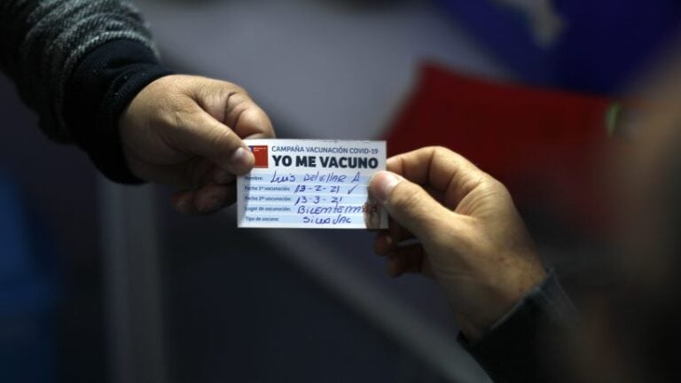 Gobierno preparó propuesta preliminar para implementar un "carnet verde" para inoculados