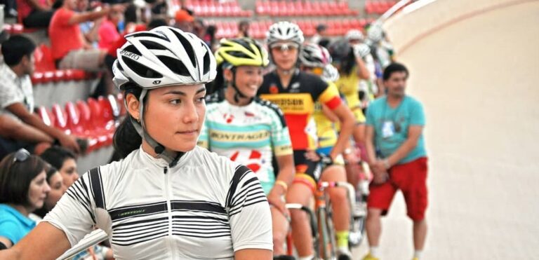 Quitan beca Proddar a ciclista curicana en plena competencia