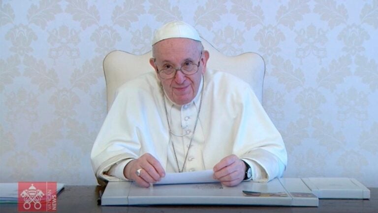 Papa Francisco solicitó una "reforma a fondo de la economía" que proteja a los trabajadores