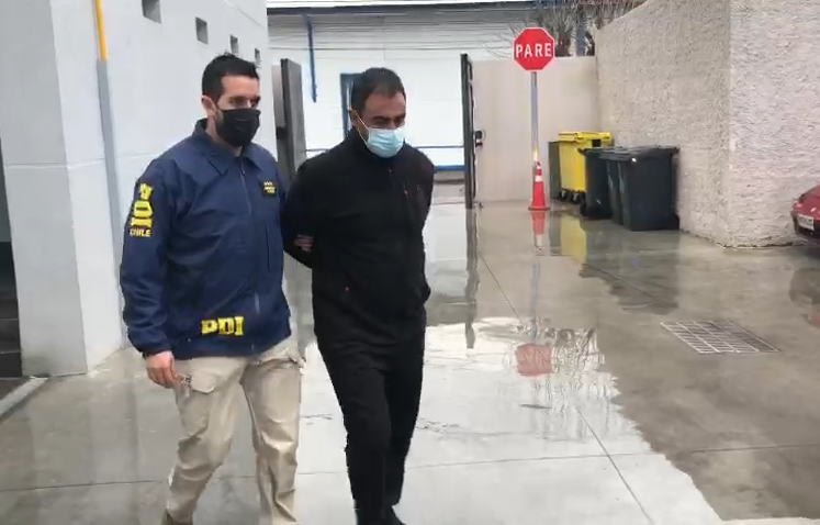 PDI detuvo a garzón del Mercado de Linares que cambiaba tarjetas bancarias a clientes