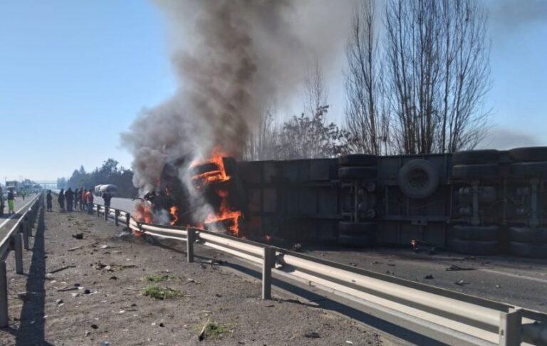 Conductor de camión falleció tras accidente de tránsito e incendio de cabina en Chimbarongo