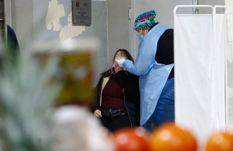 Dirección de Salud de Curicó realizó tests PCR en Mercado Municipal al inicio de la Fase 3 de Preparación