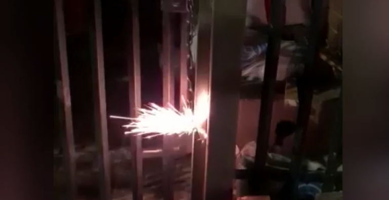 Menor de edad recibió descarga eléctrica de portón energizado en sector Sarmiento de Curicó