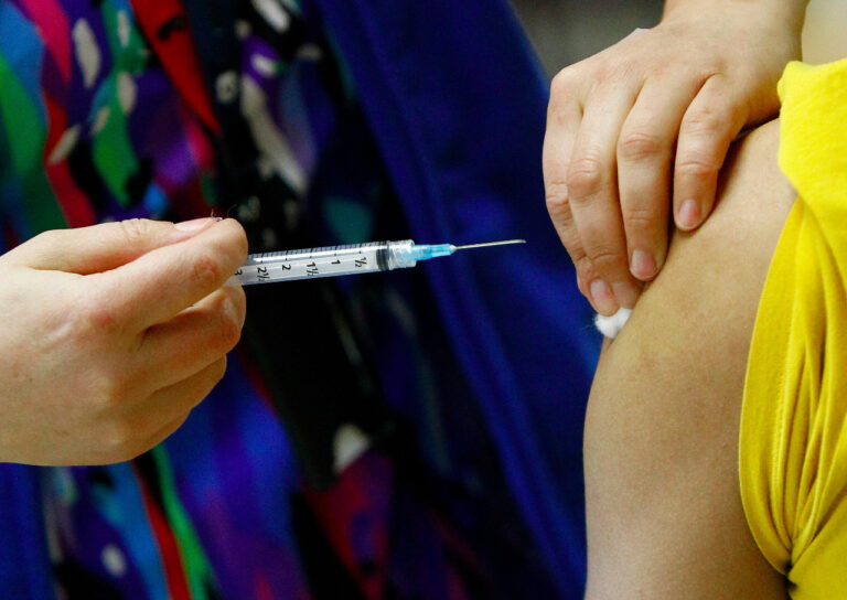 Minsal indica que no vacunados se contagian de Covid-19 siete veces más que inoculados con dosis de refuerzo