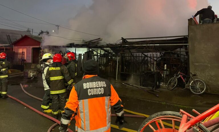 Incendio en casa de sector Santa Fe de Curicó dejó un adulto mayor fallecido