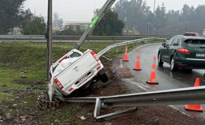 Conductor de camioneta colisionó con torre de alta tensión eléctrica en el cruce Los Niches de Curicó