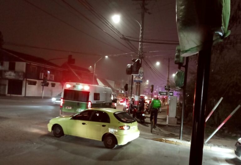 Semáforos de esquina de Calama con Circunvalación en Curicó aún no funcionan y se registra nueva colisión