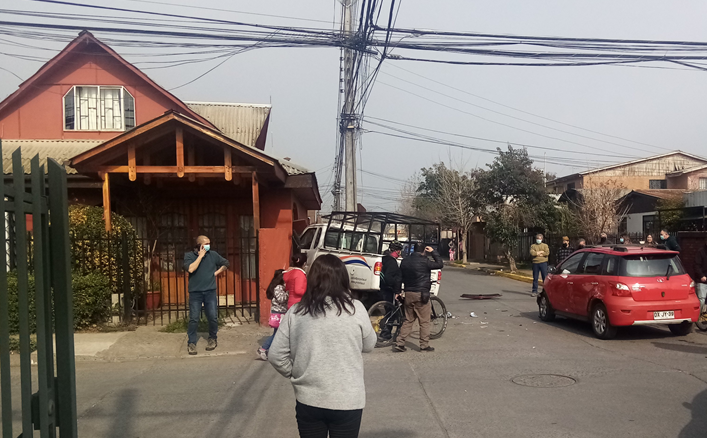 Vecinos de esquina de calles Andacollo con Calama en Curicó denuncian serie de accidentes que afectan sus casas