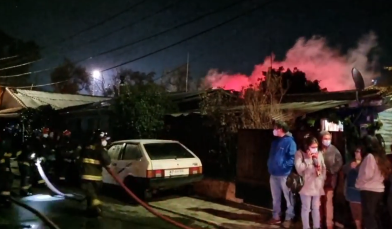 Incendio destruyó una casa en población Manuel Rodríguez de Curicó