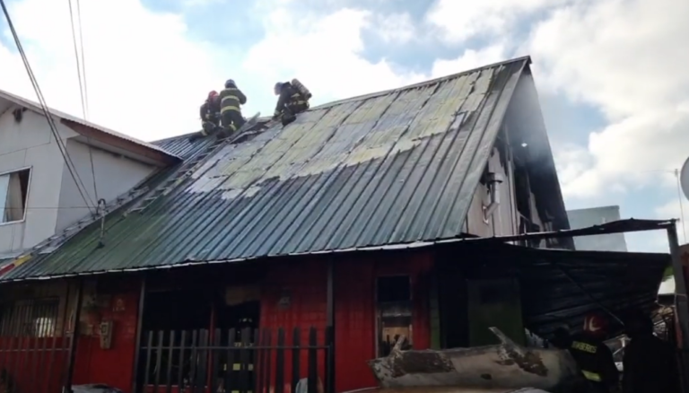Incendio en sector Valles Don Felipe de Curicó afectó dos casas y un automóvil