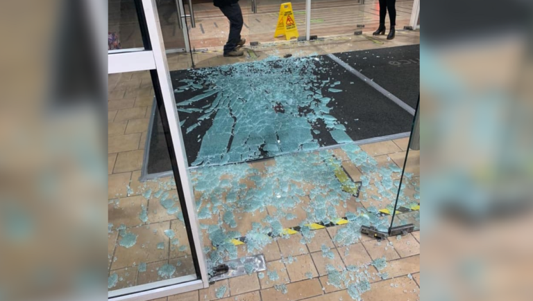 Sujeto robó en una tienda de Mall Curicó y quebró mampara de vidrio para escapar