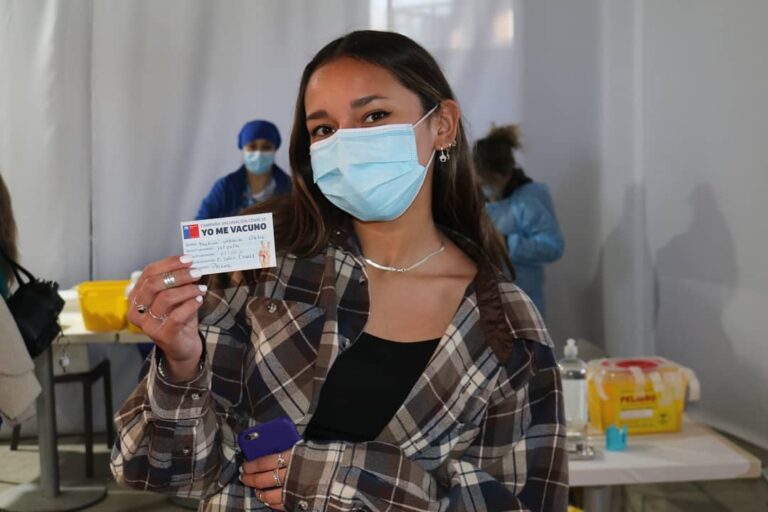 Continúa vacunación contra el Covid-19 en jóvenes y adolescentes de Curicó