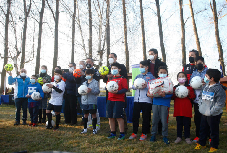 Escuela de Fútbol 21 de mayo recibió implementación deportiva