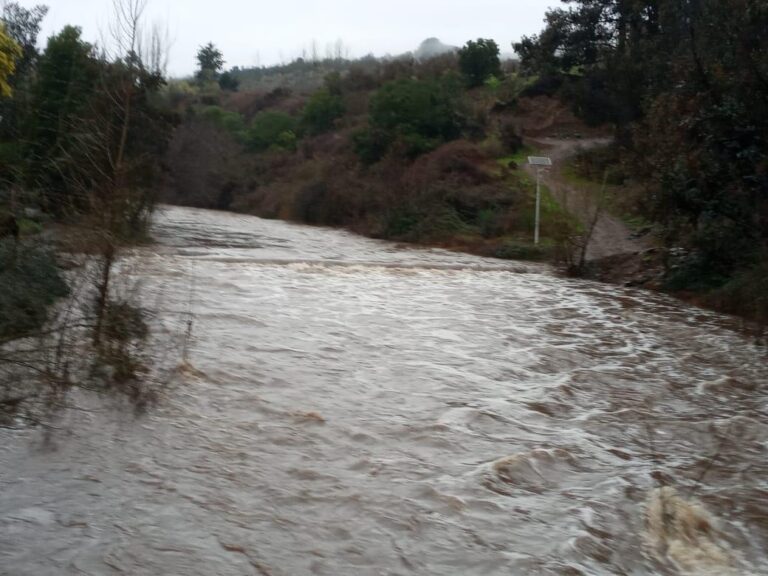 Continúa interrumpido tránsito vehicular hacia Bellavista de Romeral por subida de estero Pumaitén
