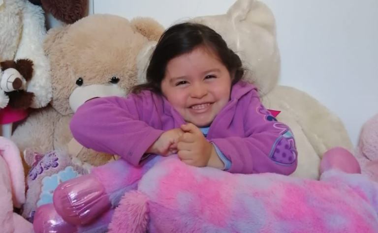 Niña de Linares encontró gemelo genético para trasplante de células madre en Europa