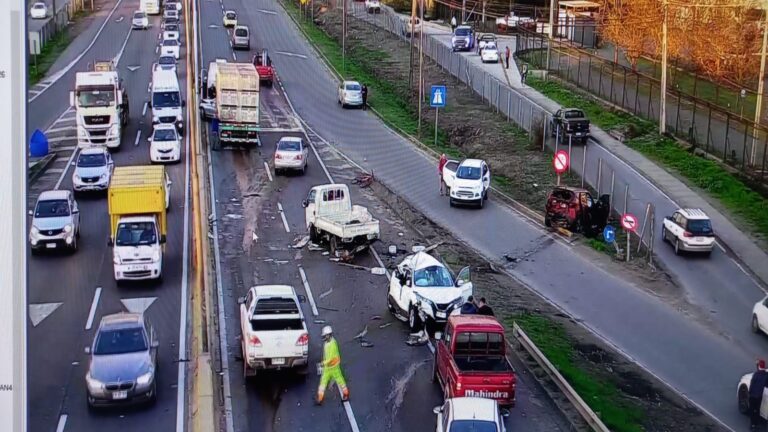Colisión múltiple en ingreso norte a Curicó dejó cinco personas lesionadas